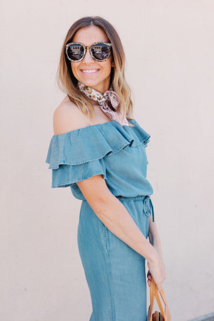 The scarf trend is one of the biggest accessory trends this Spring. It can be daunting if you don't know how to style one. Find out my tip for embracing this trend!